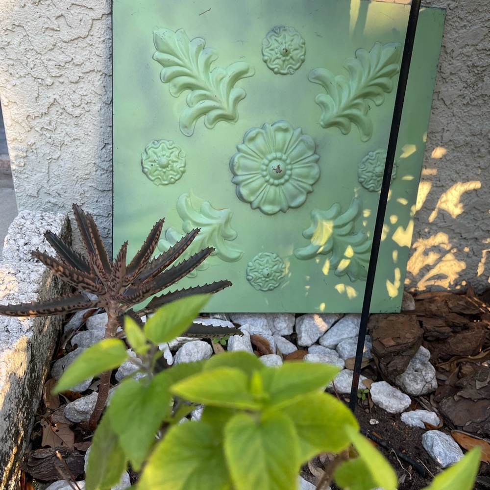(1) Vintage Metal Decor
